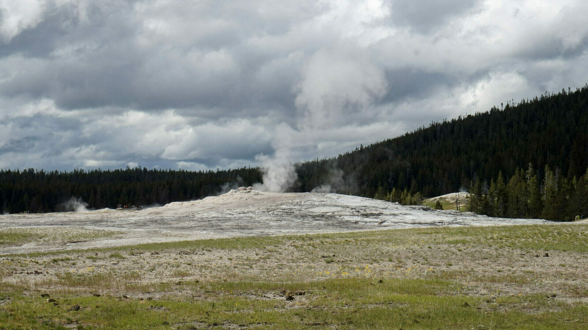 old faithful geysers yellowstone national park