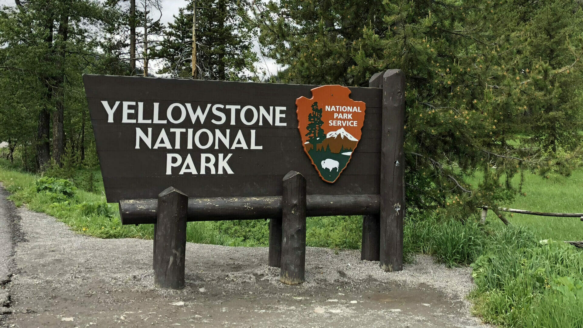 yellowstone national park entrance sign